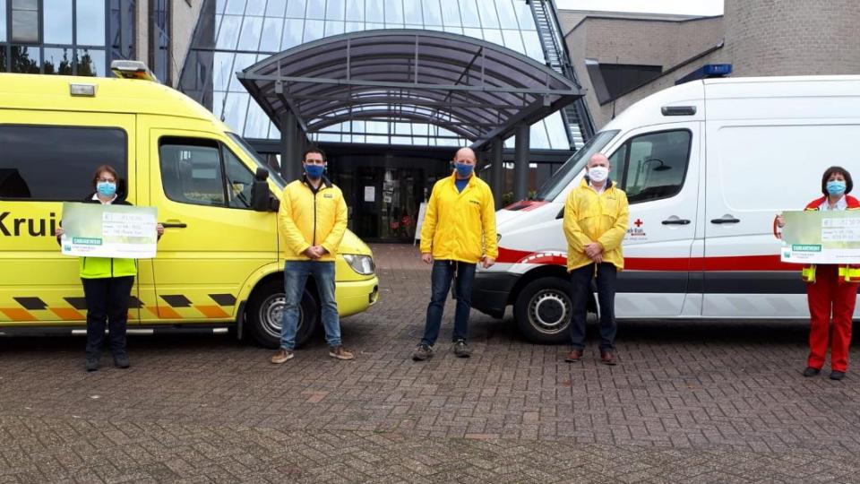 N-VA Mol schenkt € 2500 aan Vlaamse Kruis en Rode Kruis
